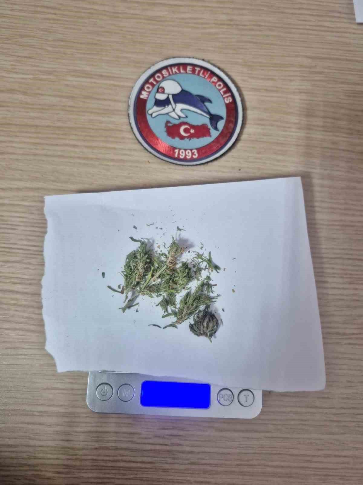 polis-9-bin-217-sahsin-kimlik-sorgulamasini-yapti