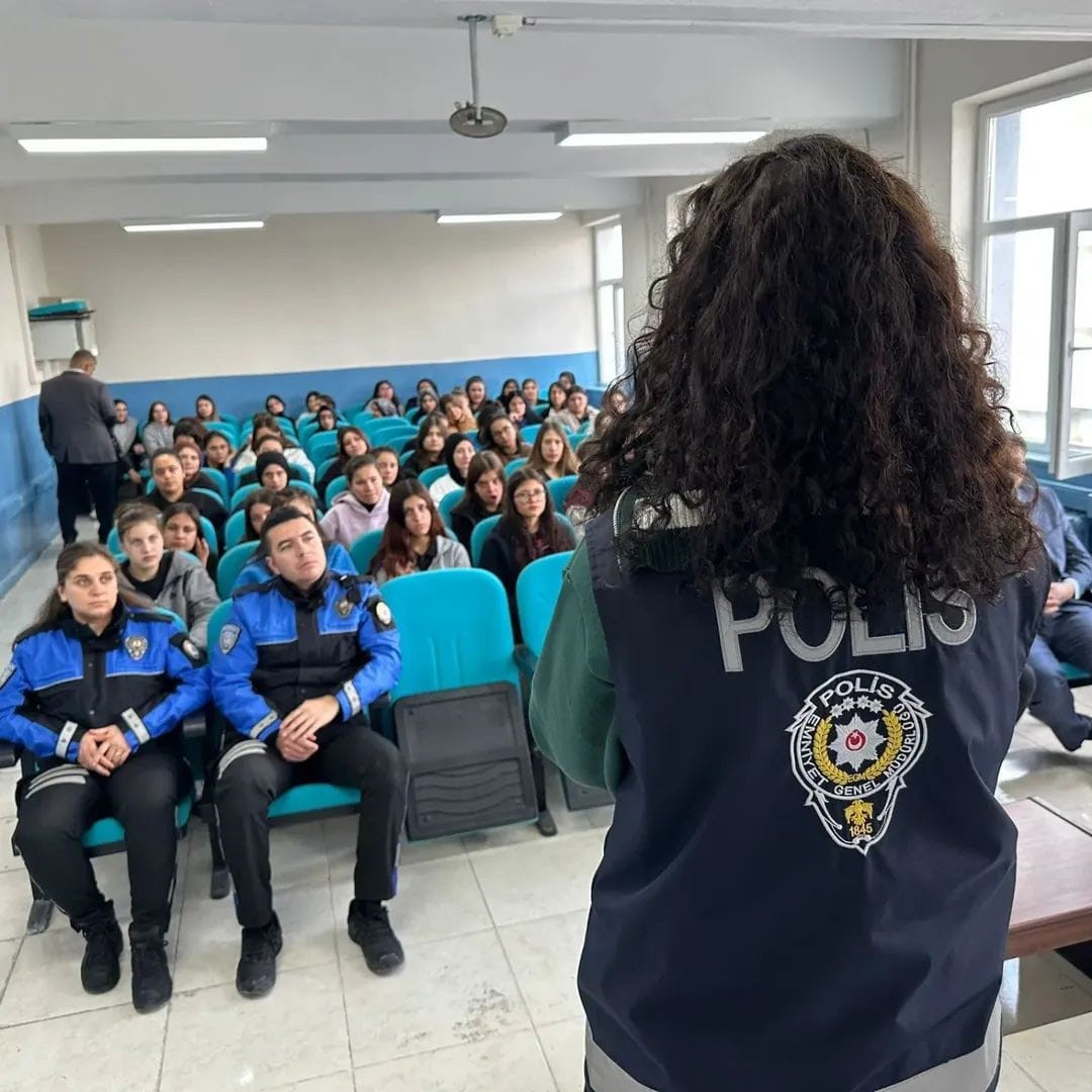 polisten-lise-ogrencilerine-yonelik-egitim