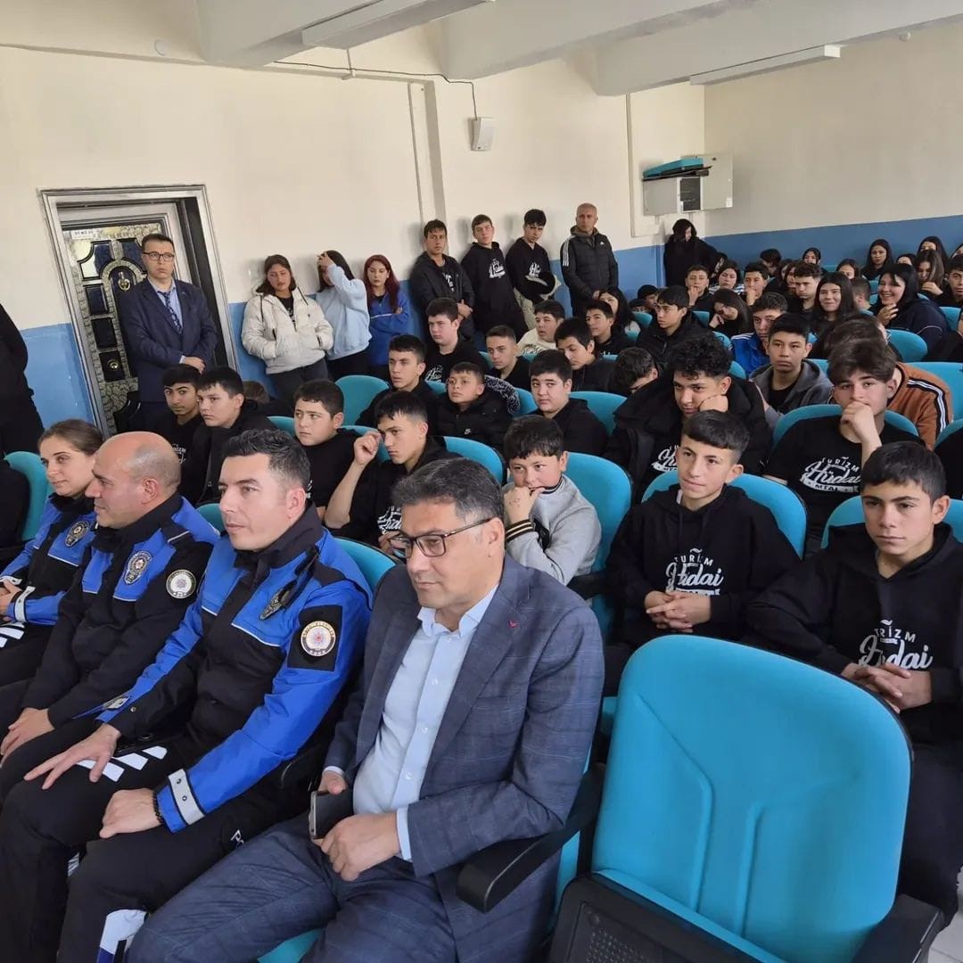 polisten-lise-ogrencilerine-yonelik-egitim