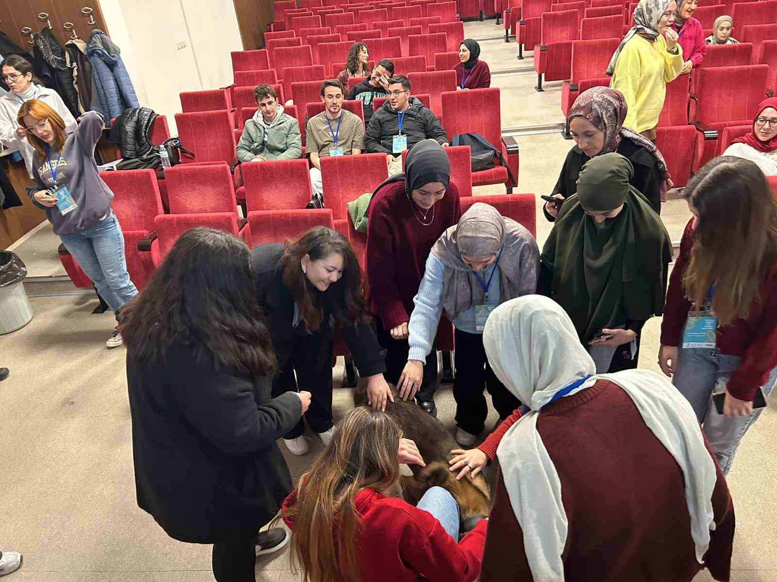 polisten-universite-ogrencilerine-uyusturucu-ile-mucadele-egitimi