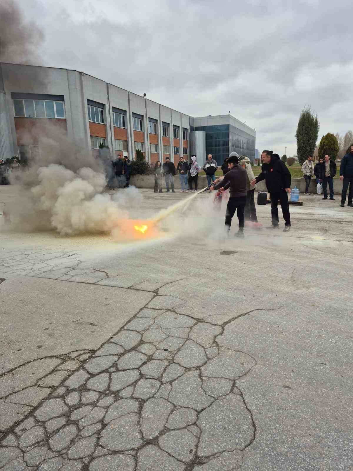 seramik-fabrikasinda-yangin-ve-tahliye-tatbikati-yapildi