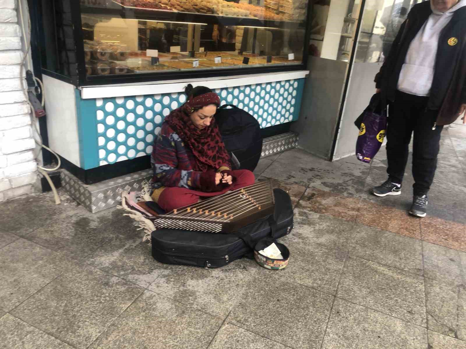 sira-disi-muzik-aleti-ile-sokakta-sanatini-devam-ettiriyor