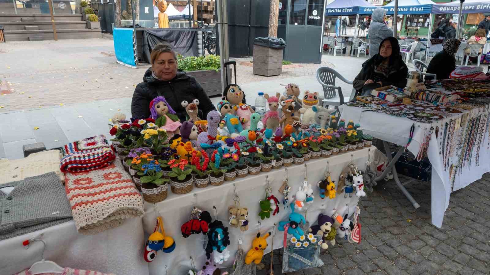 soguk-havayi-el-emegi-cicekleriyle-isitiyor