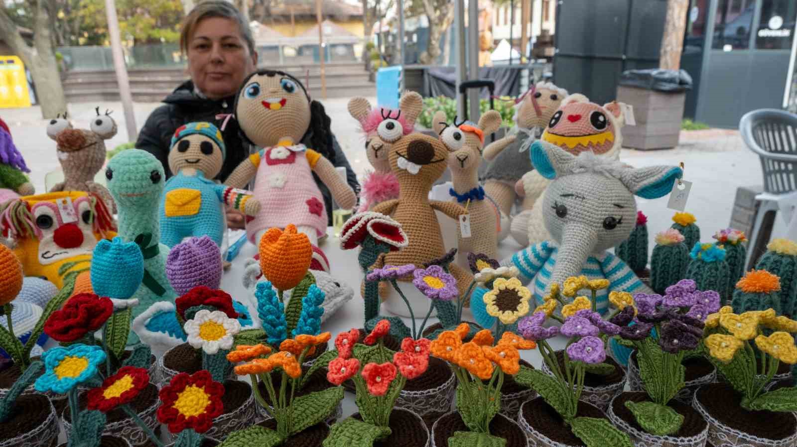 soguk-havayi-el-emegi-cicekleriyle-isitiyor