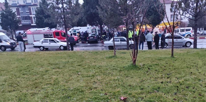 tavsanlida-orta-refujdeki-agaca-carpan-otomobildeki-2-kisi-yaralandi