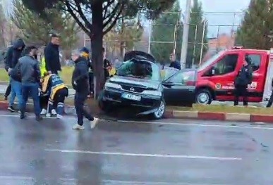 tavsanlida-otomobil-refuje-cikti-2-yarali