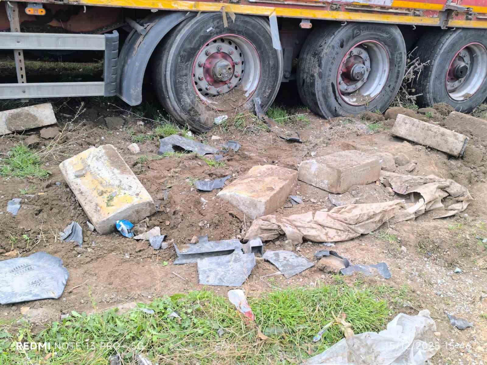 tirin-bir-baska-tira-arakadan-carptigi-kazada-faciadan-donuldu