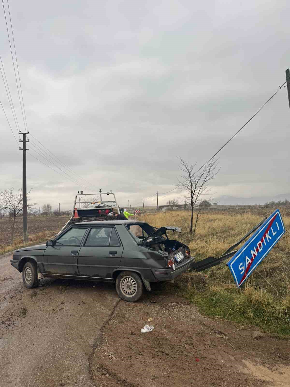 trafik-levhasina-carpip-hurdaya-donen-aracta-3-kisi-yaralandi