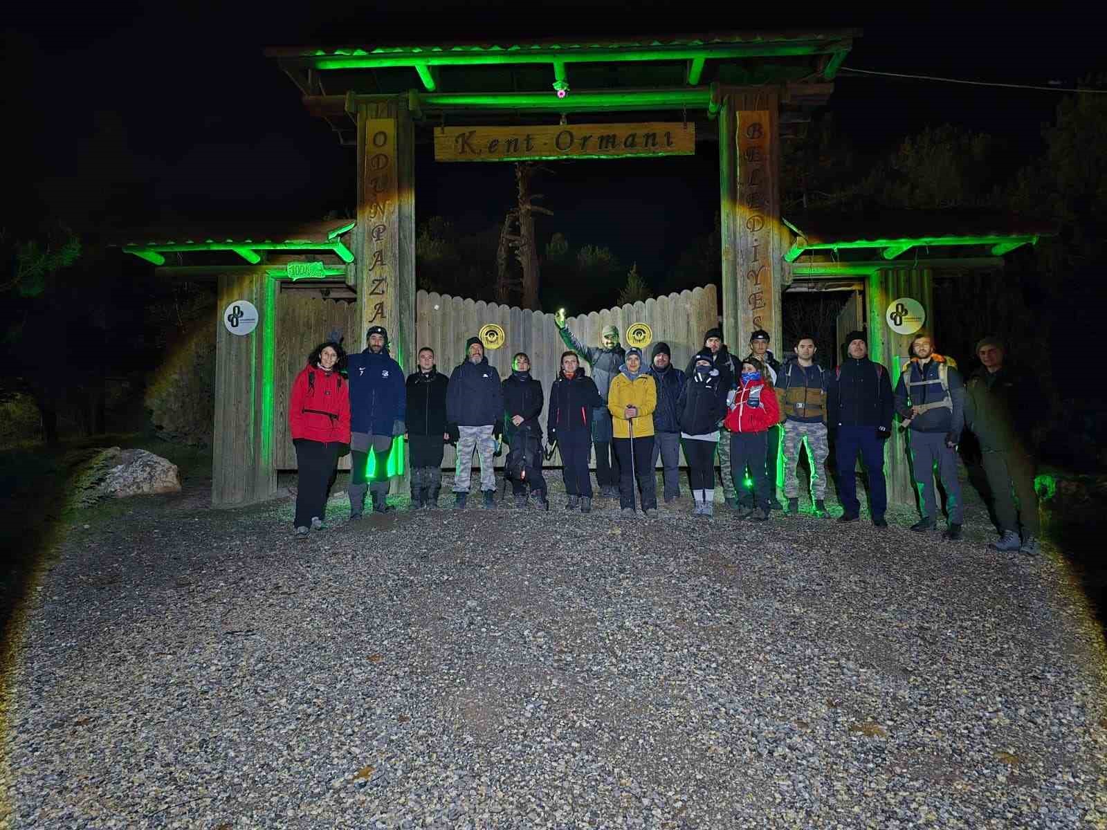 uluslararasi-dag-gununde-25-kisilik-grup-ile-12-kilometrelik-gece-yuruyusu