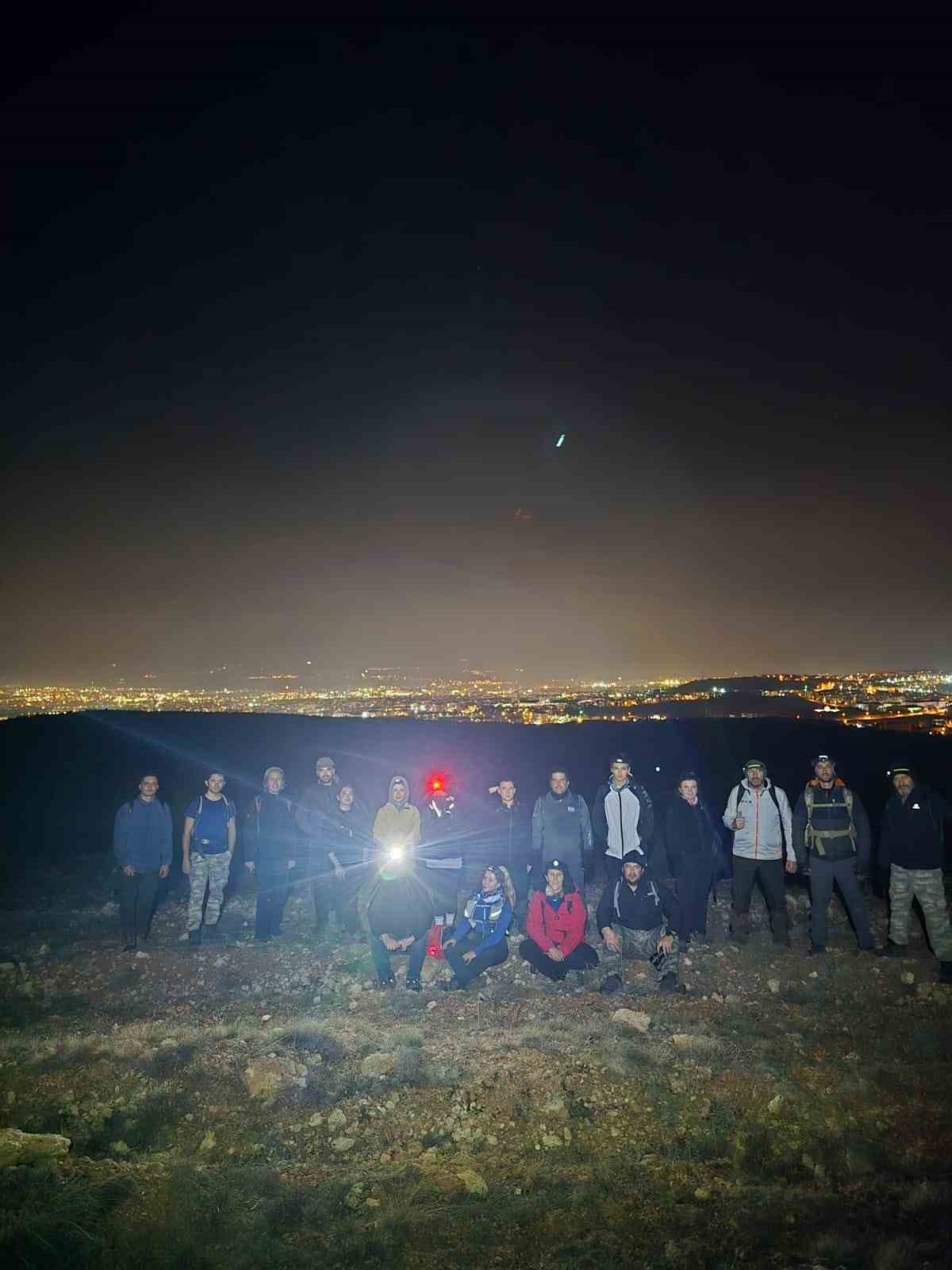 uluslararasi-dag-gununde-25-kisilik-grup-ile-12-kilometrelik-gece-yuruyusu