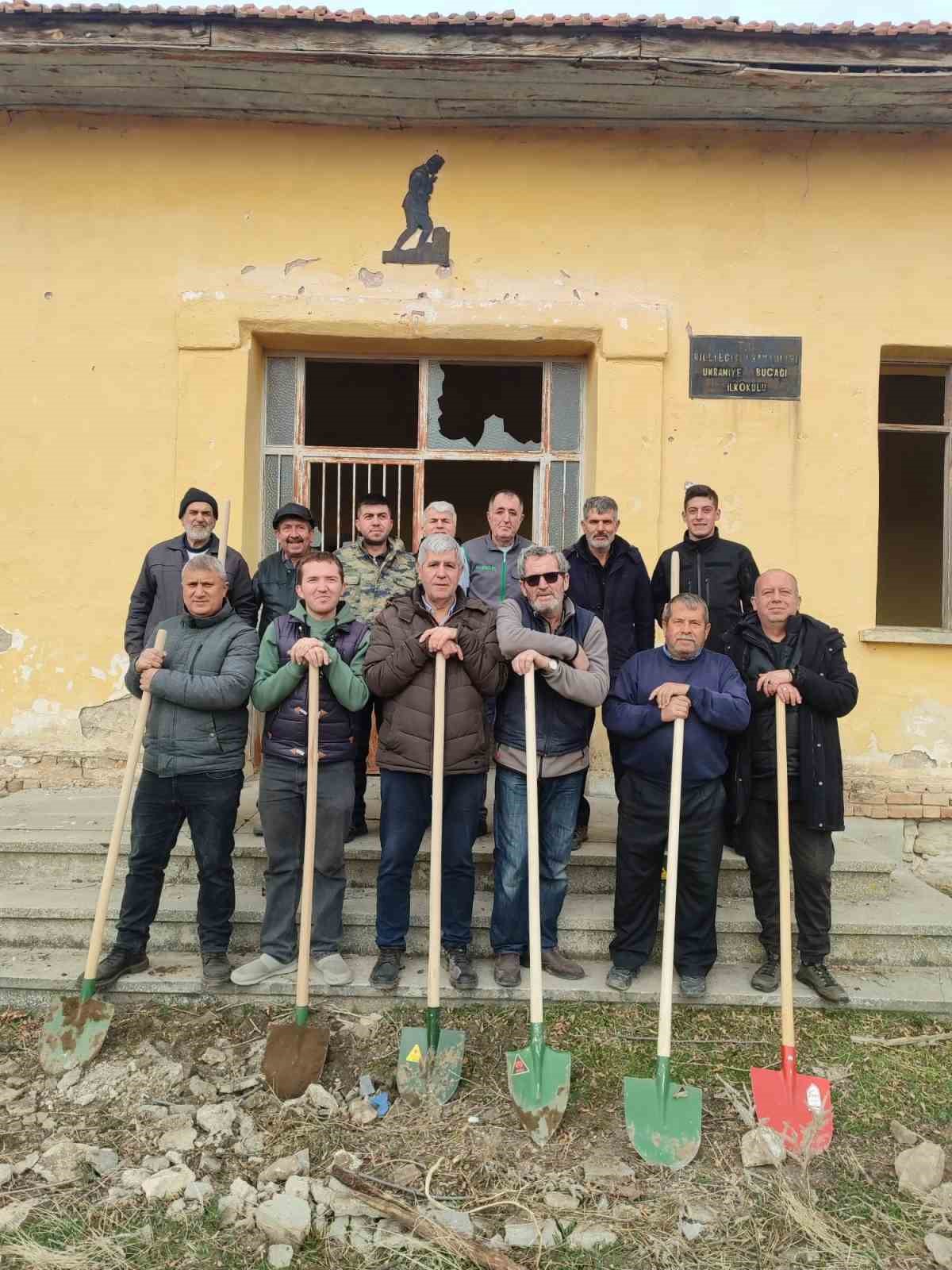 umraniye-koyluleri-300-adet-fidani-okul-ve-camii-bahcesine-diktiler