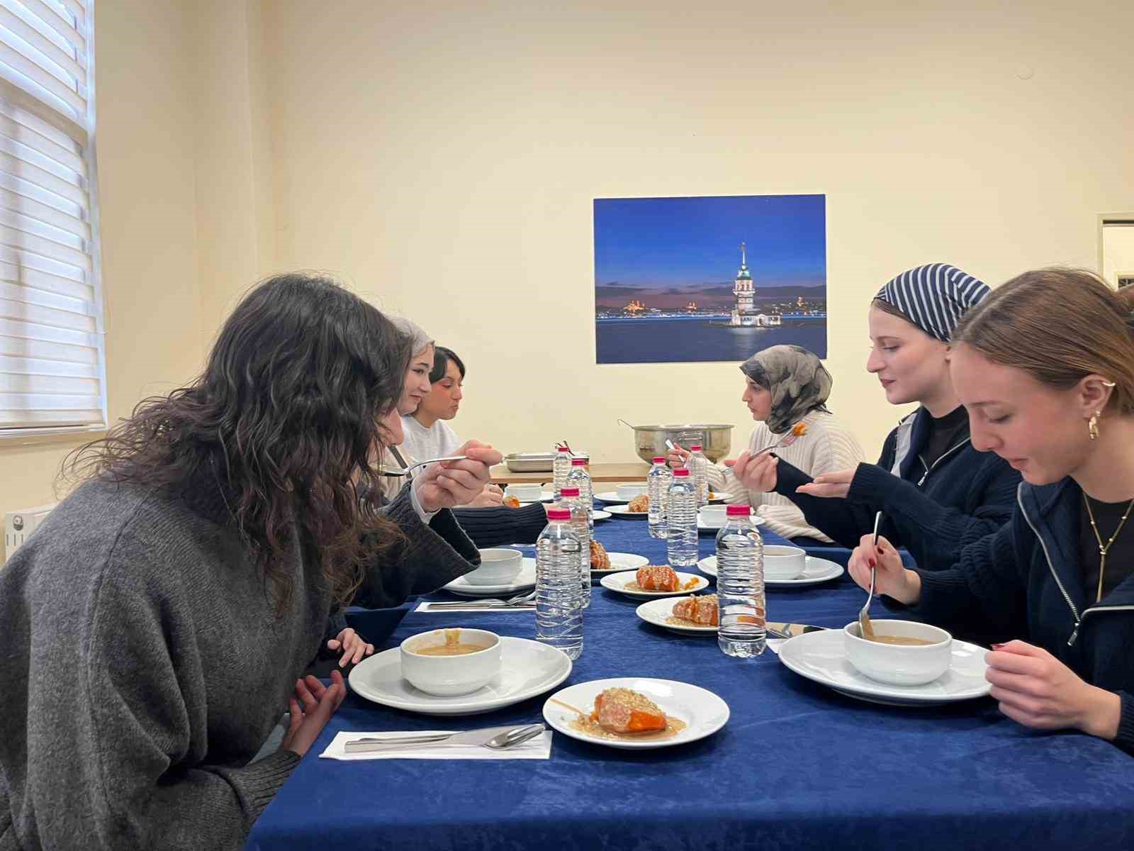 universite-ogrencileri-eskisehirin-yoresel-lezzetleri-icin-mutfaga-girdi