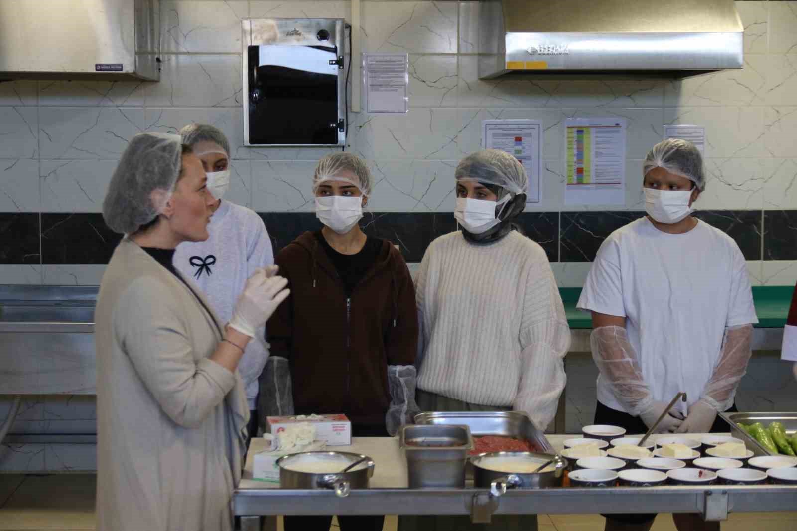 universite-ogrencileri-eskisehirin-yoresel-lezzetleri-icin-mutfaga-girdi