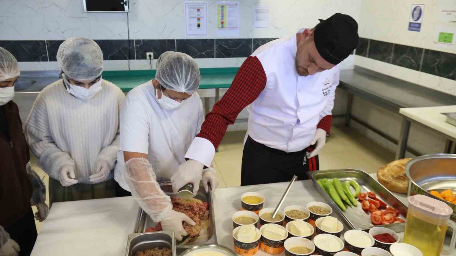 universite-ogrencileri-eskisehirin-yoresel-lezzetleri-icin-mutfaga-girdi