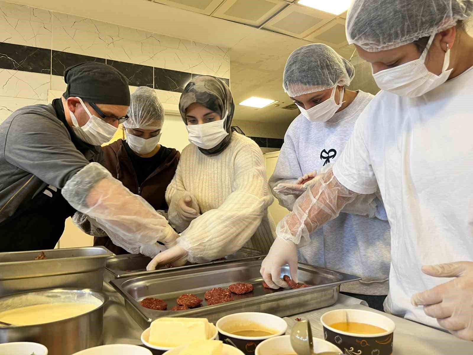 universite-ogrencileri-eskisehirin-yoresel-lezzetleri-icin-mutfaga-girdi