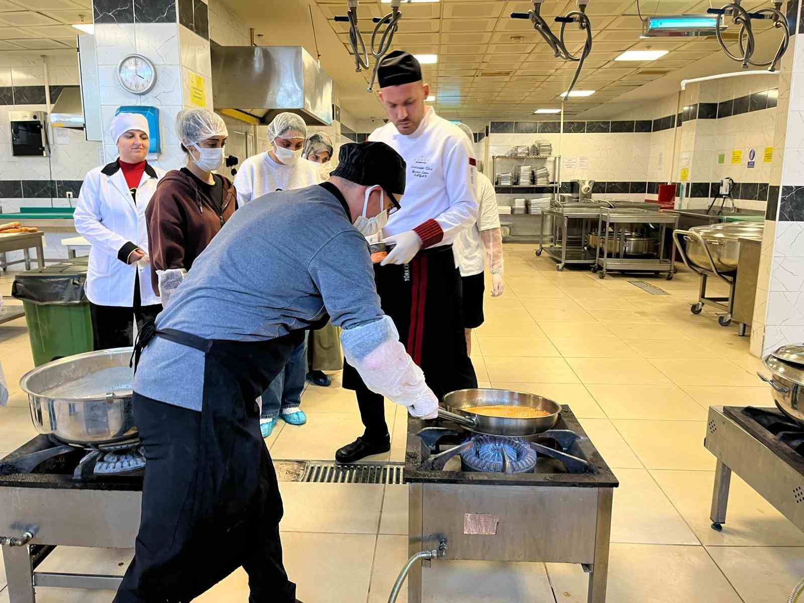 universite-ogrencileri-eskisehirin-yoresel-lezzetleri-icin-mutfaga-girdi