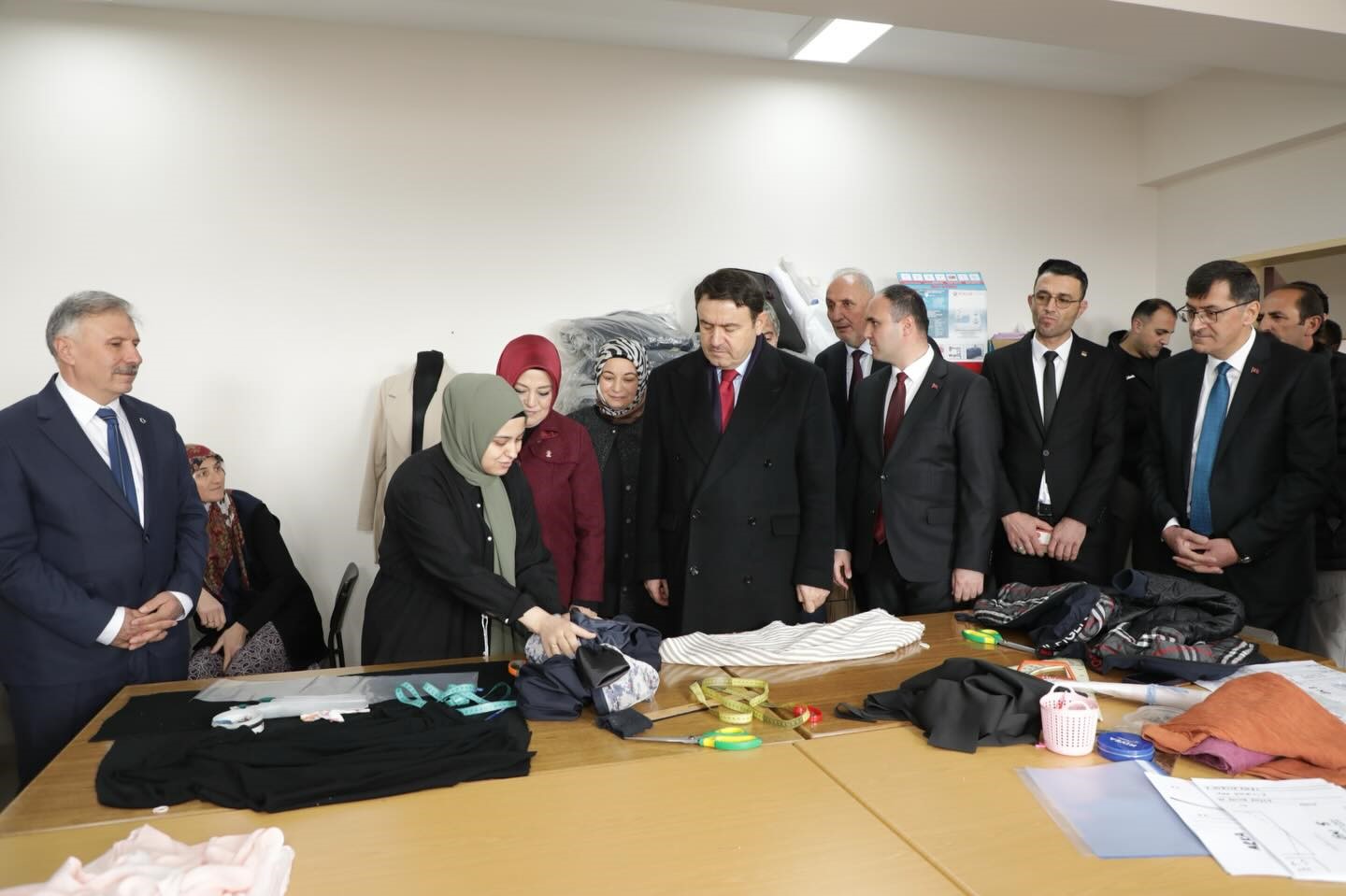 vali-musa-isin-aslanapa-halk-egitim-merkezinde-kursiyerlerle-bulustu