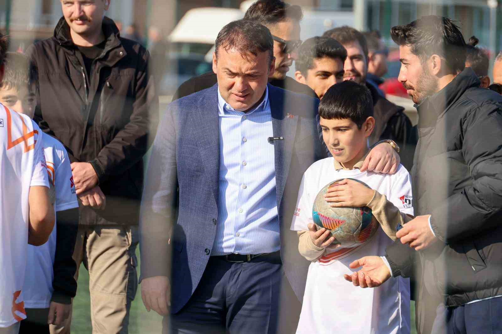 vali-sozer-ozel-cocuklarla-oyun-oynadi