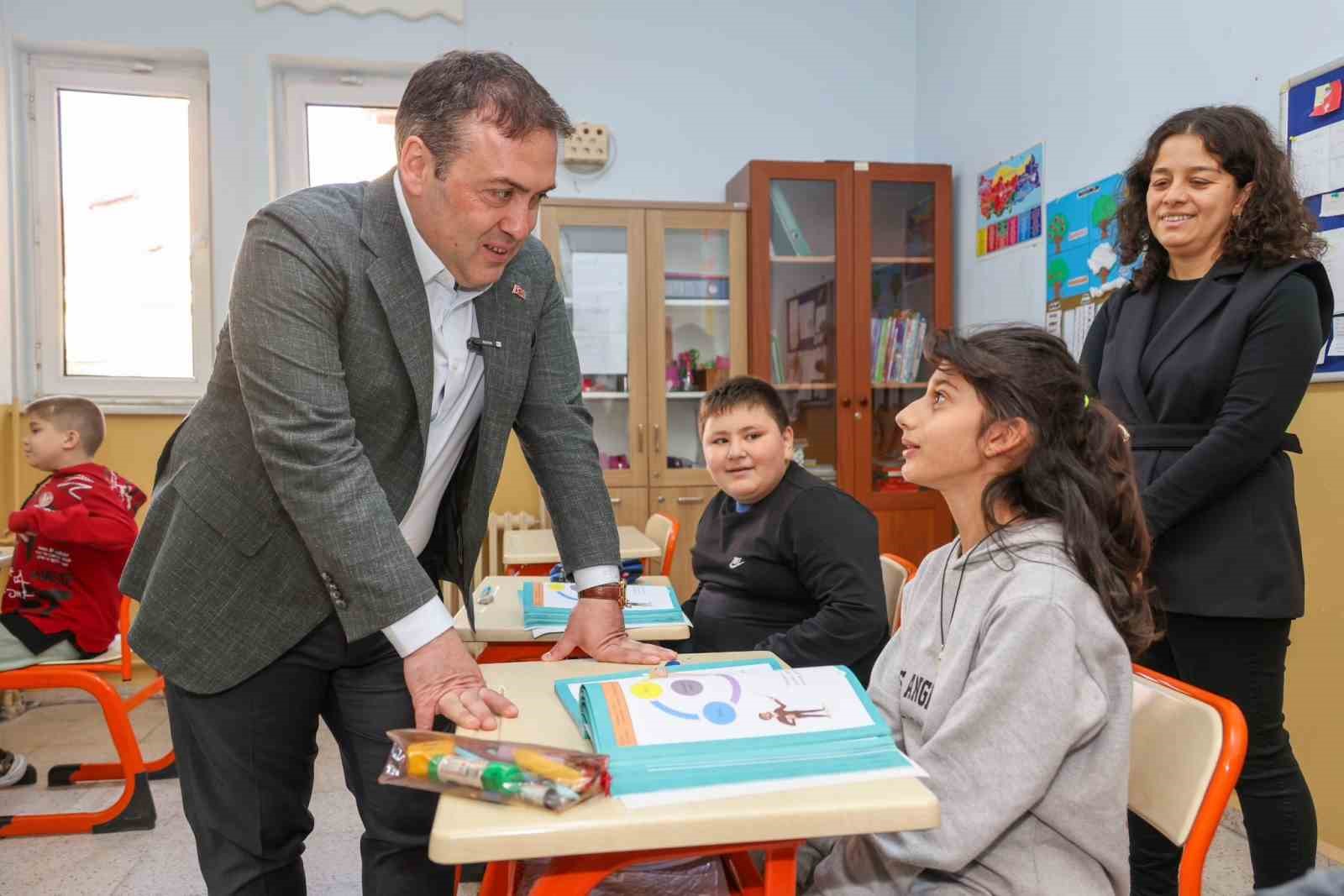 vali-sozerden-ozel-ogrencilere-destek