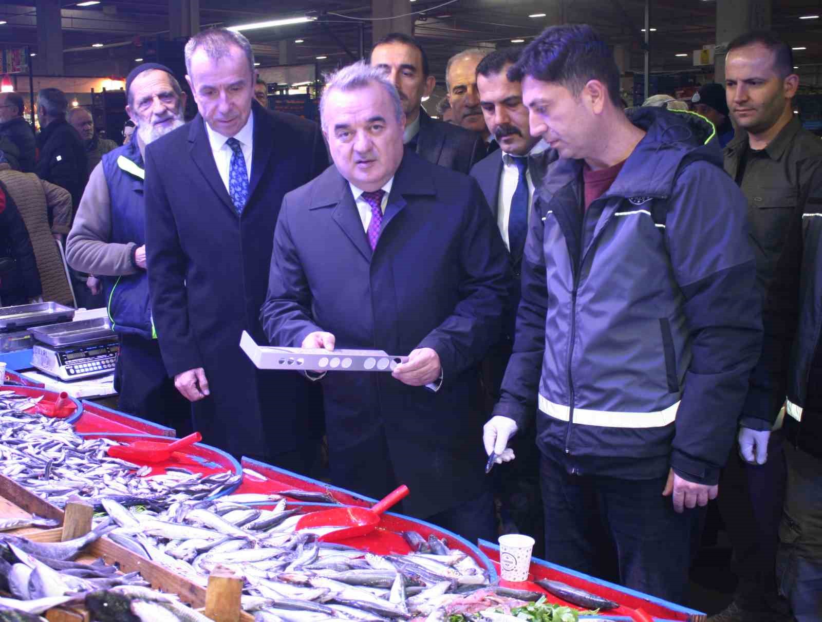 vatandaslari-bilgilendirmek-icin-pazarda-saglik-icin-balik-konulu-stant-kuruldu