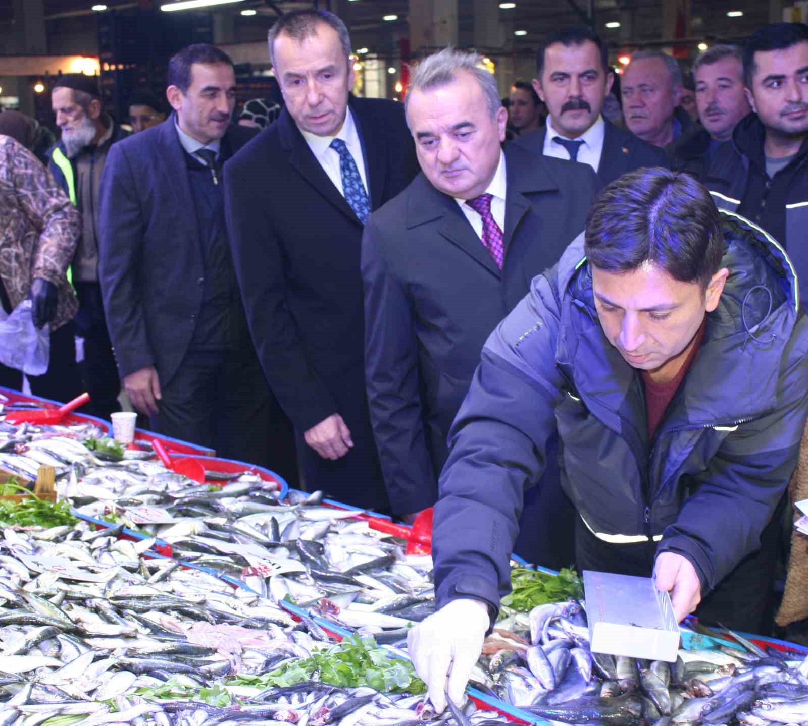 vatandaslari-bilgilendirmek-icin-pazarda-saglik-icin-balik-konulu-stant-kuruldu