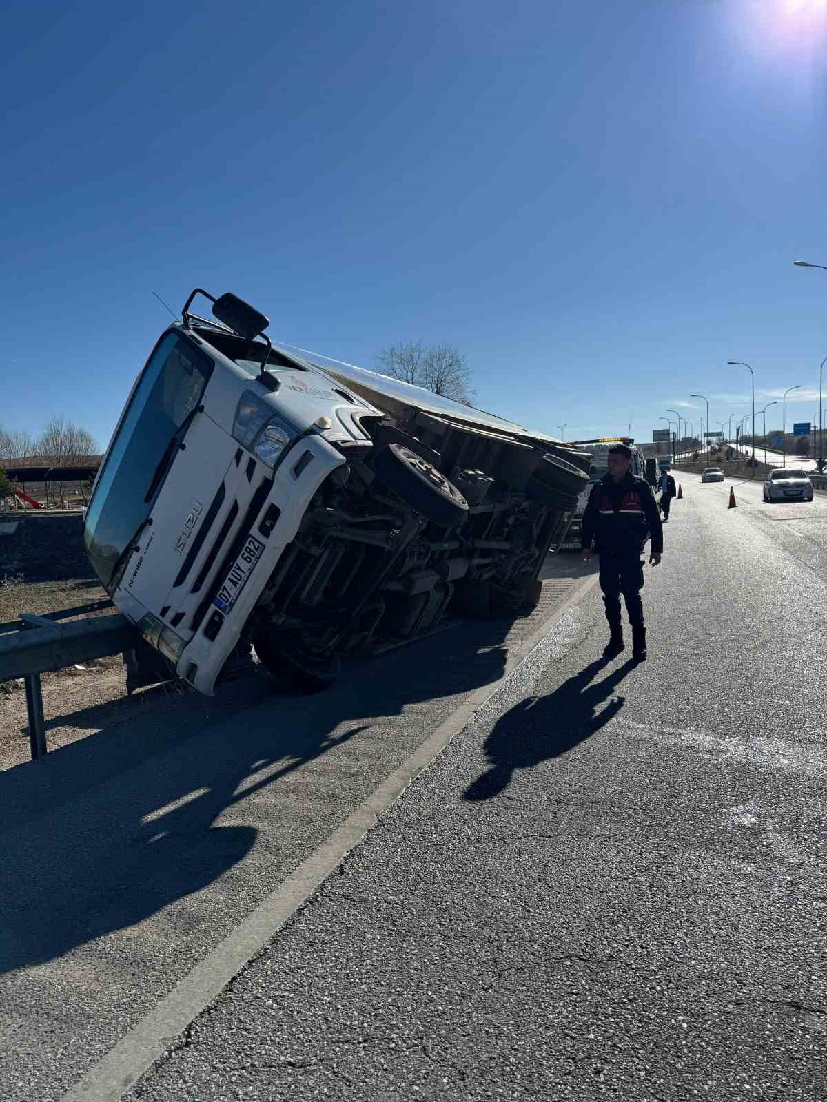 yan-yatan-kamyonette-2-kisi-yaralandi