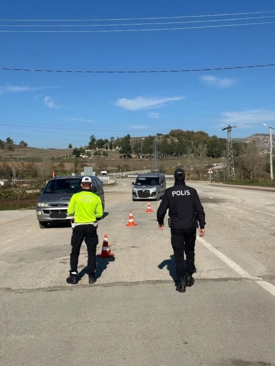 yenipazarda-trafik-guvenligi-denetimleri-araliksiz-surduruluyor