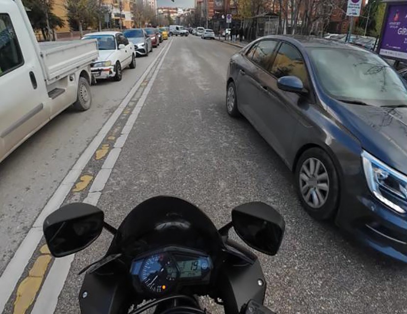 yogun-trafikte-ters-yone-giren-surucu-tehlikeye-davetiye-cikardi