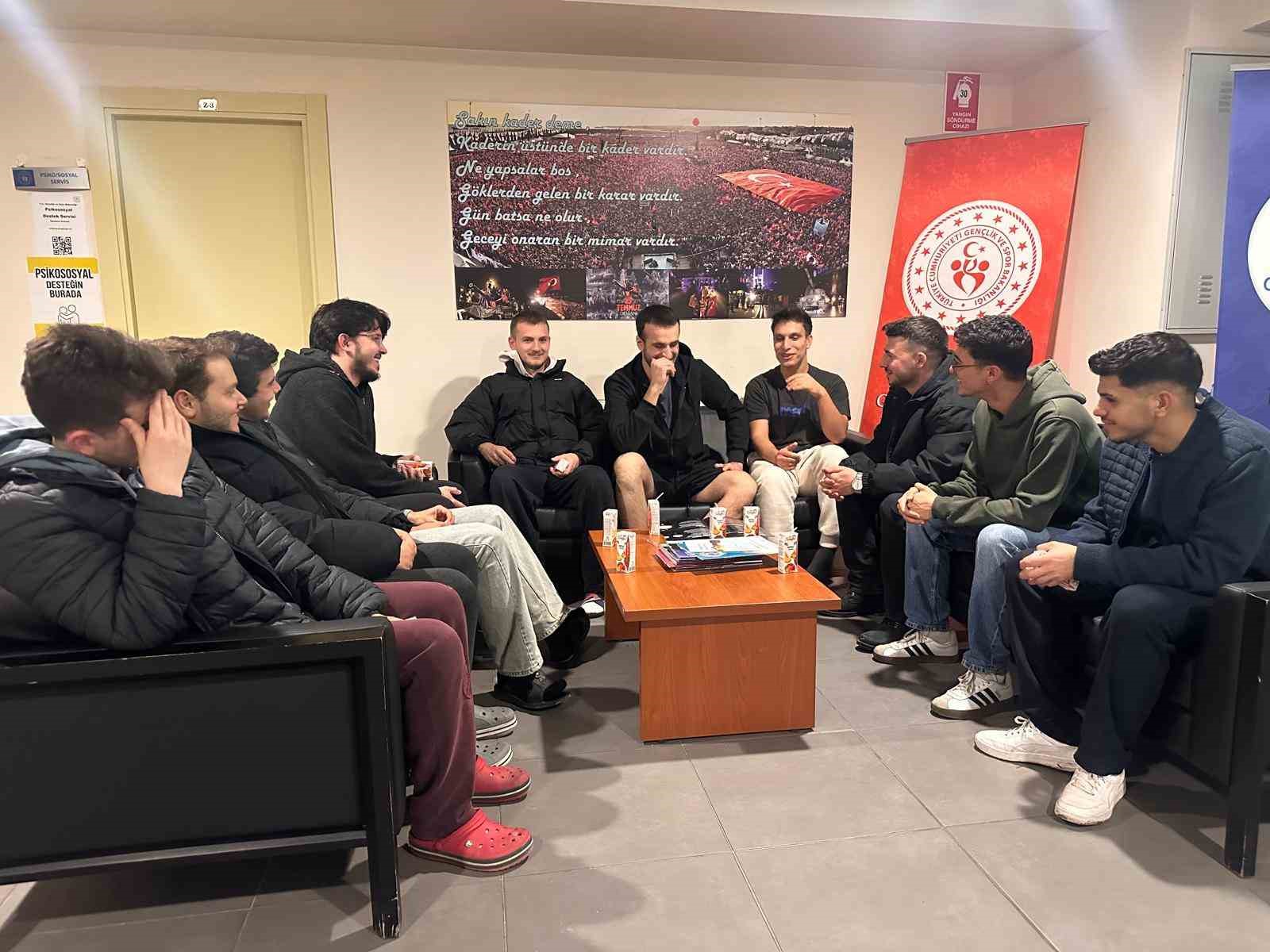 yurtlarda-kalan-ogrenciler-duzenlenen-etkinlikler-ile-sosyallesiyor