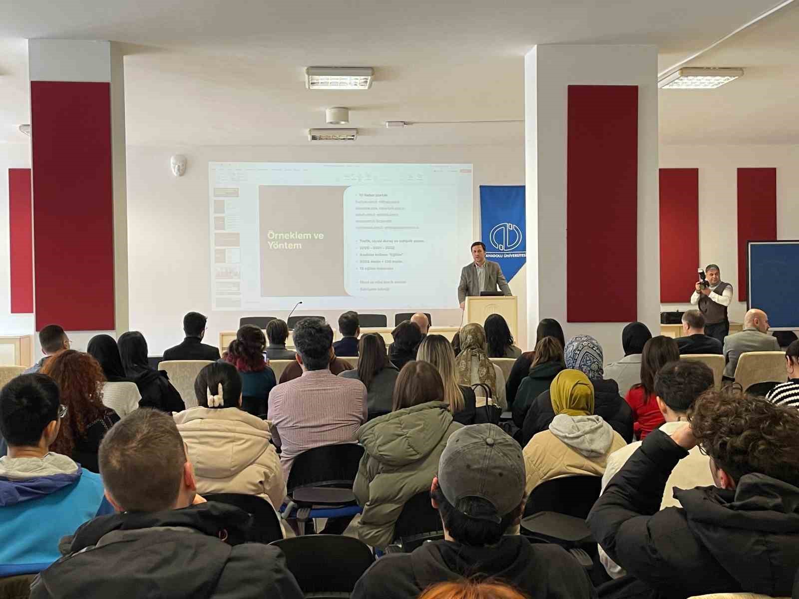 anadolu-universitesinde-egitim-haberciligi-paneli