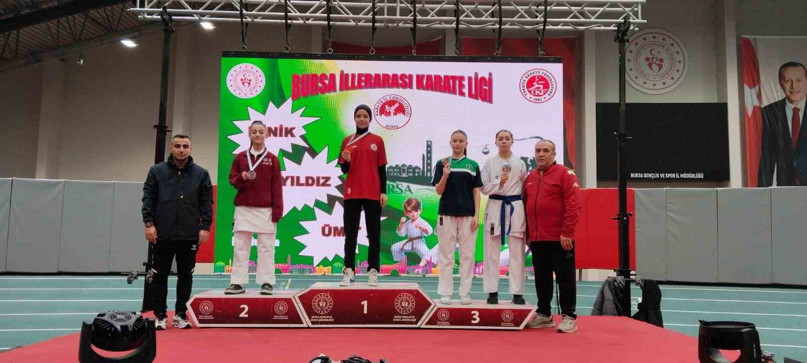 eskisehirli-karate-sporculari-bursadan-derecelerle-dondu