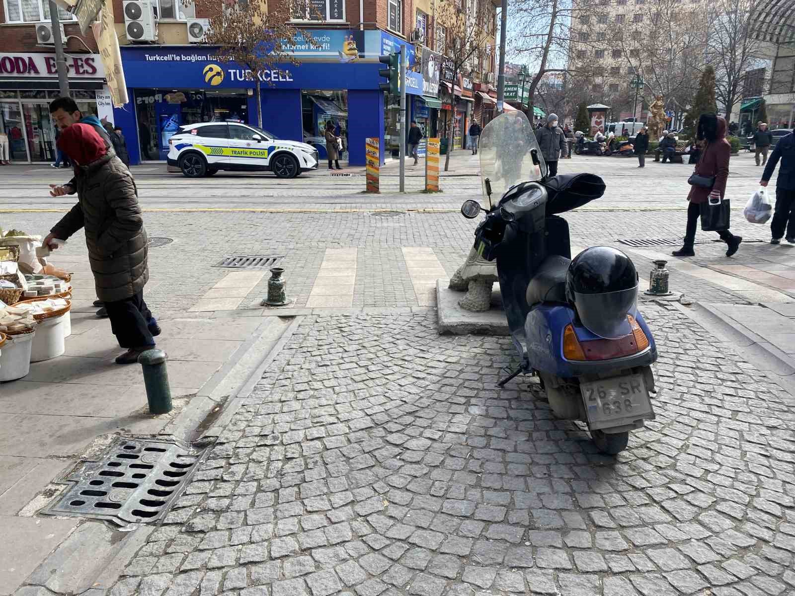 polisin-denetim-yaptigi-yere-motosikletini-hatali-park-etti-cezayi-yedi