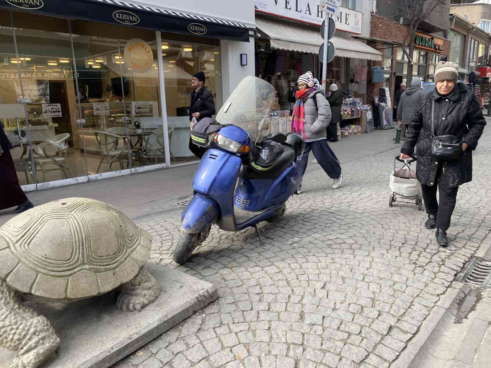 polisin-denetim-yaptigi-yere-motosikletini-hatali-park-etti-cezayi-yedi