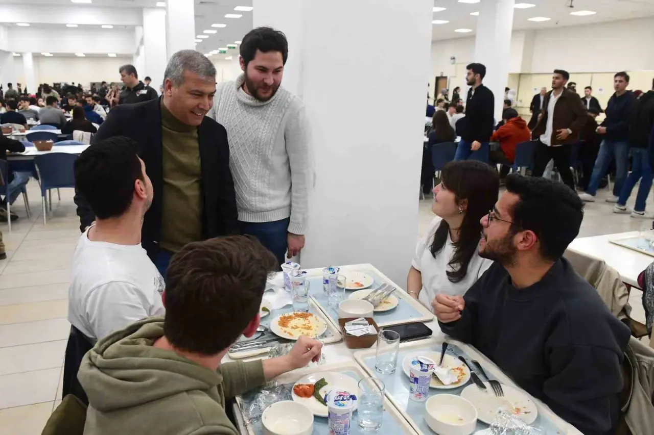 rektor-adiguzel-ogrencilerle-iftar-yemeginde-bulusmaya-devam-ediyor