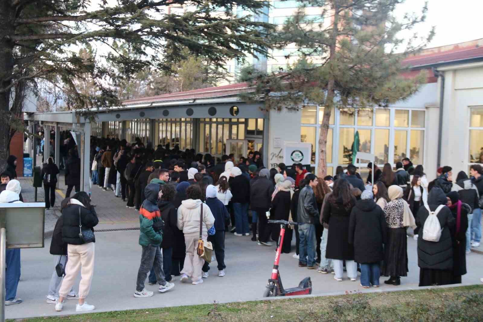 anadolu-universitesi-rektoru-adiguzel-4-bine-yakin-ogrenci-ile-iftar-yapti