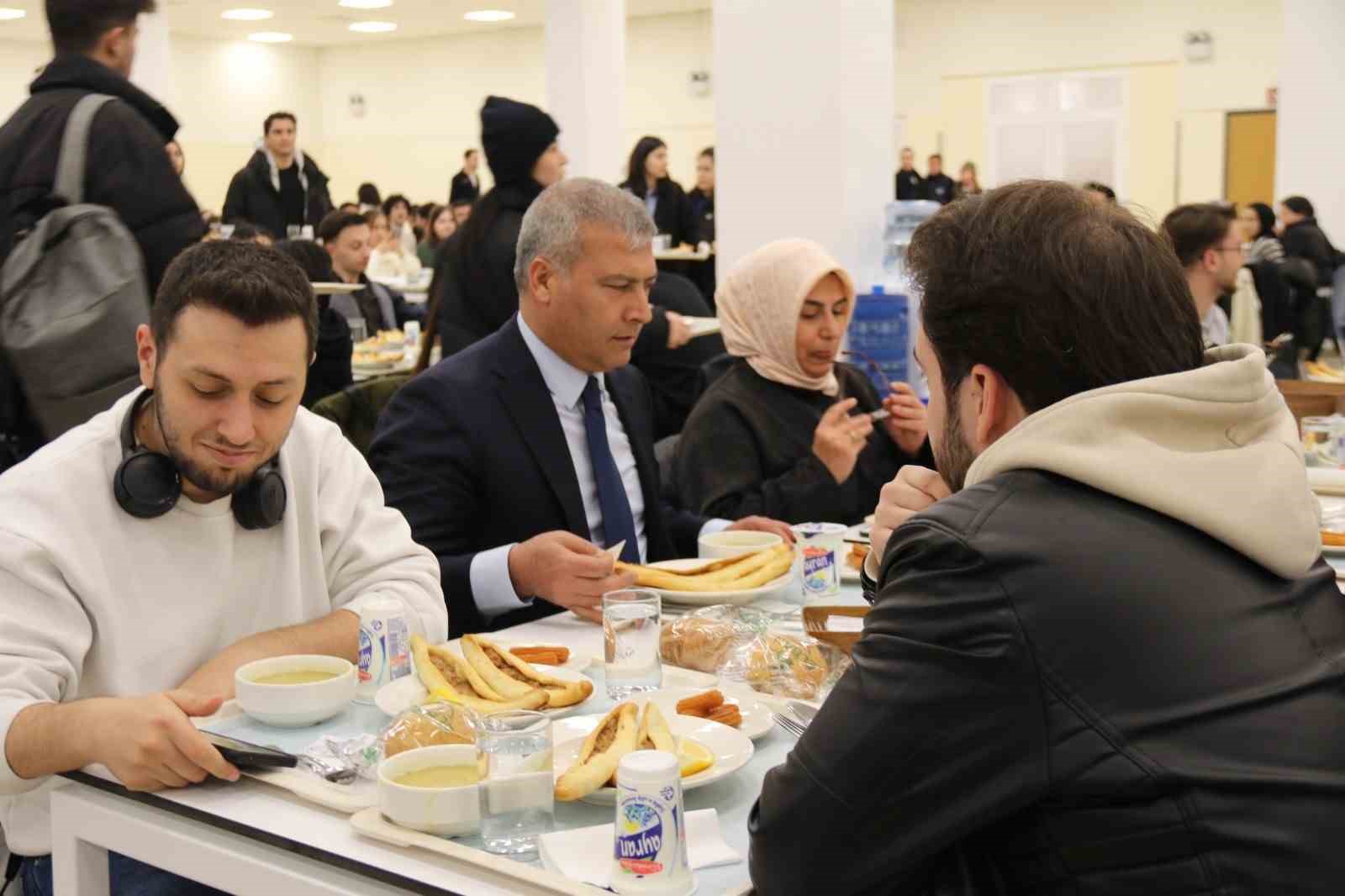 anadolu-universitesi-rektoru-adiguzel-4-bine-yakin-ogrenci-ile-iftar-yapti