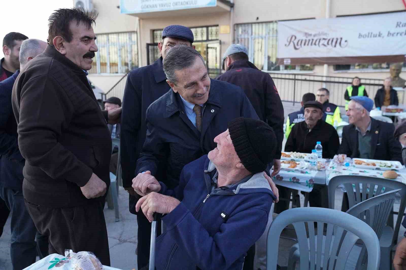 baskan-atac-sakintepedeki-iftarda-mahallelilerle-bulustu