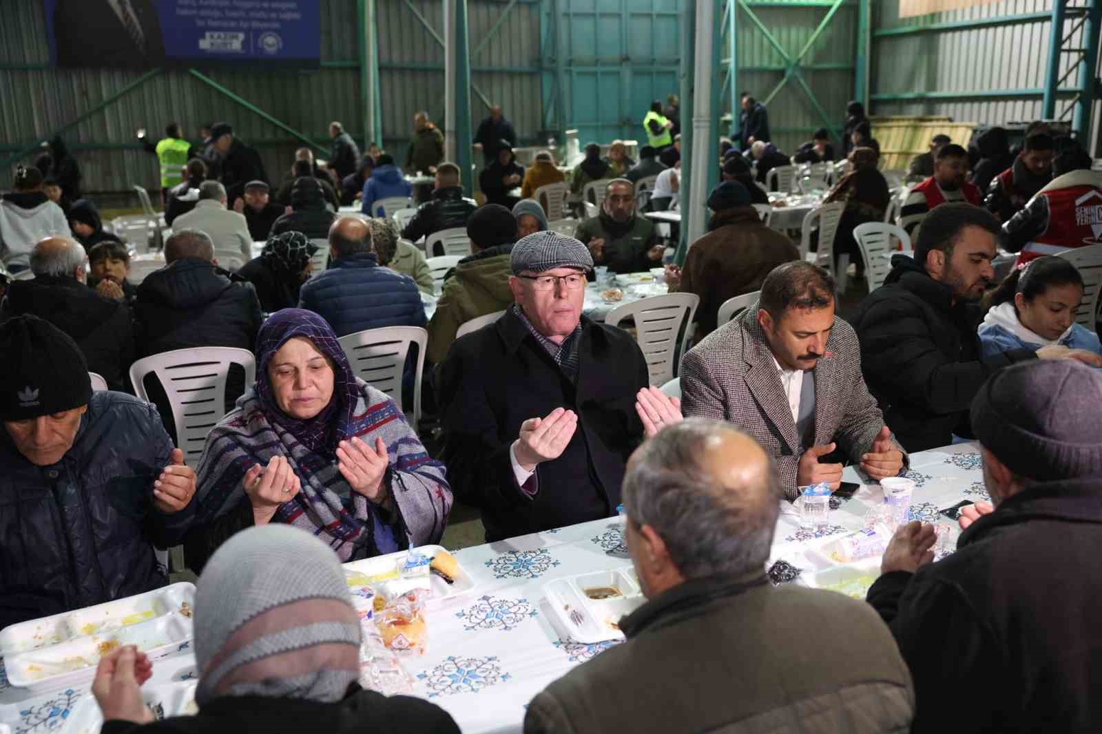 baskan-kurt-gundogdu-mahallesinde-iftarda-vatandaslarla-bulustu