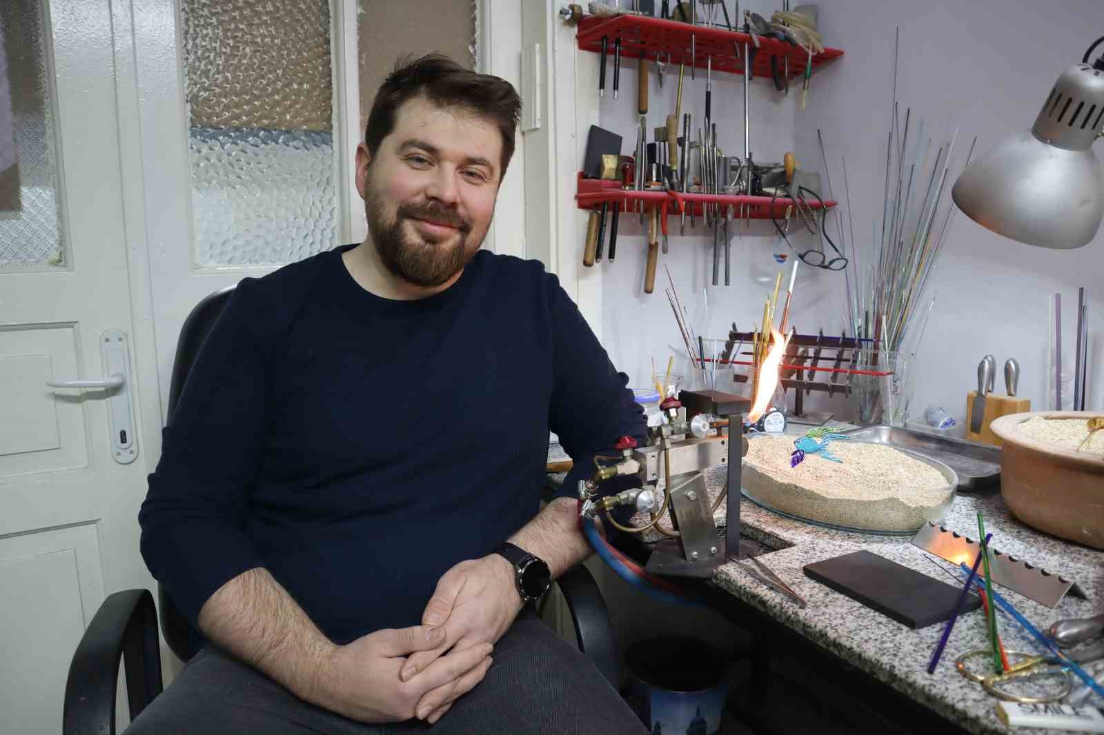 bin-400-derecede-islenen-cam-sanati-eskisehirden-dunyaya-tasiniyor