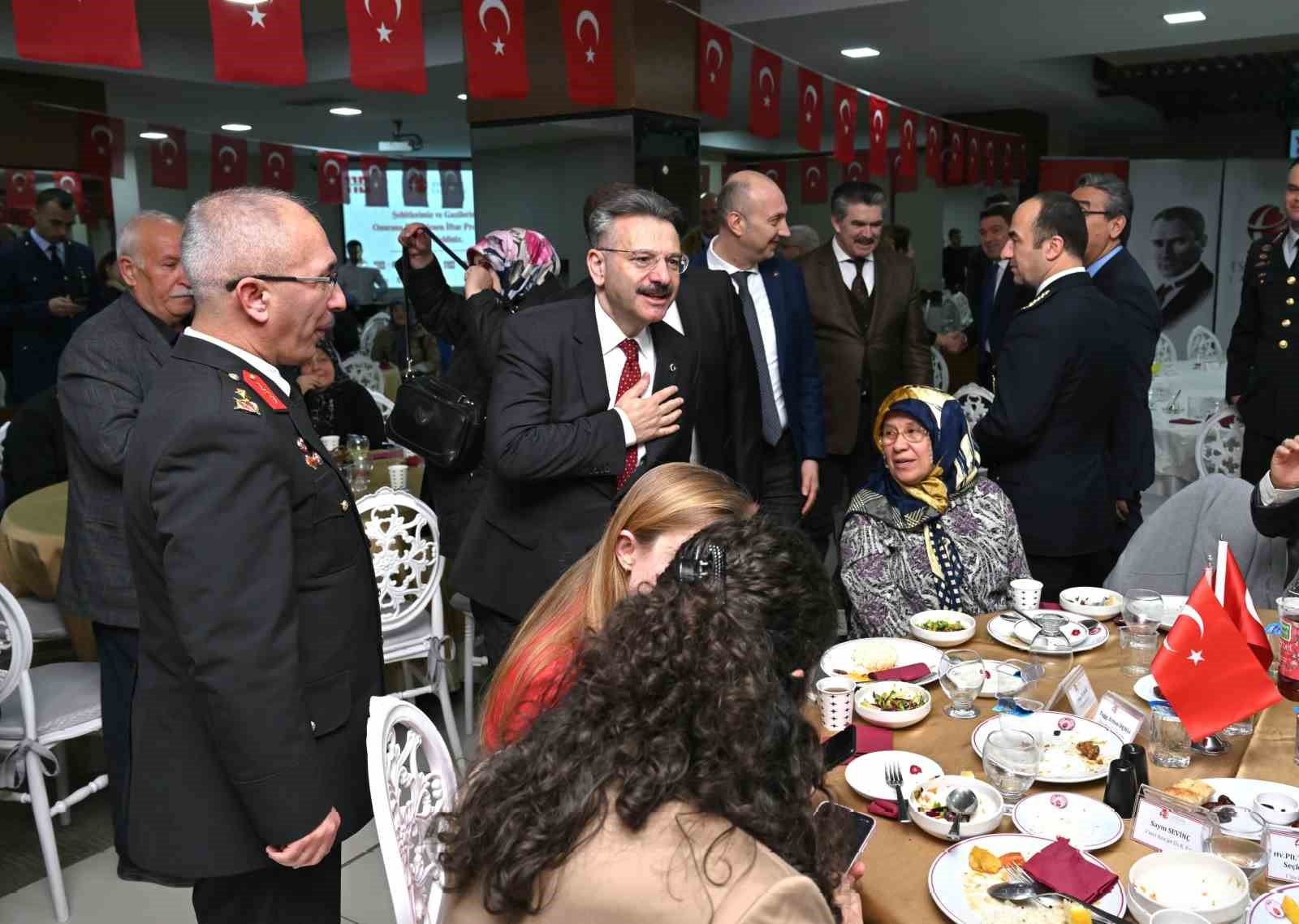 eskisehir-valiligi-18-mart-sehitleri-anma-gunu-ve-canakkale-deniz-zaferinin-yuz-onuncu-yildonumu-adina-iftar-duzenledi