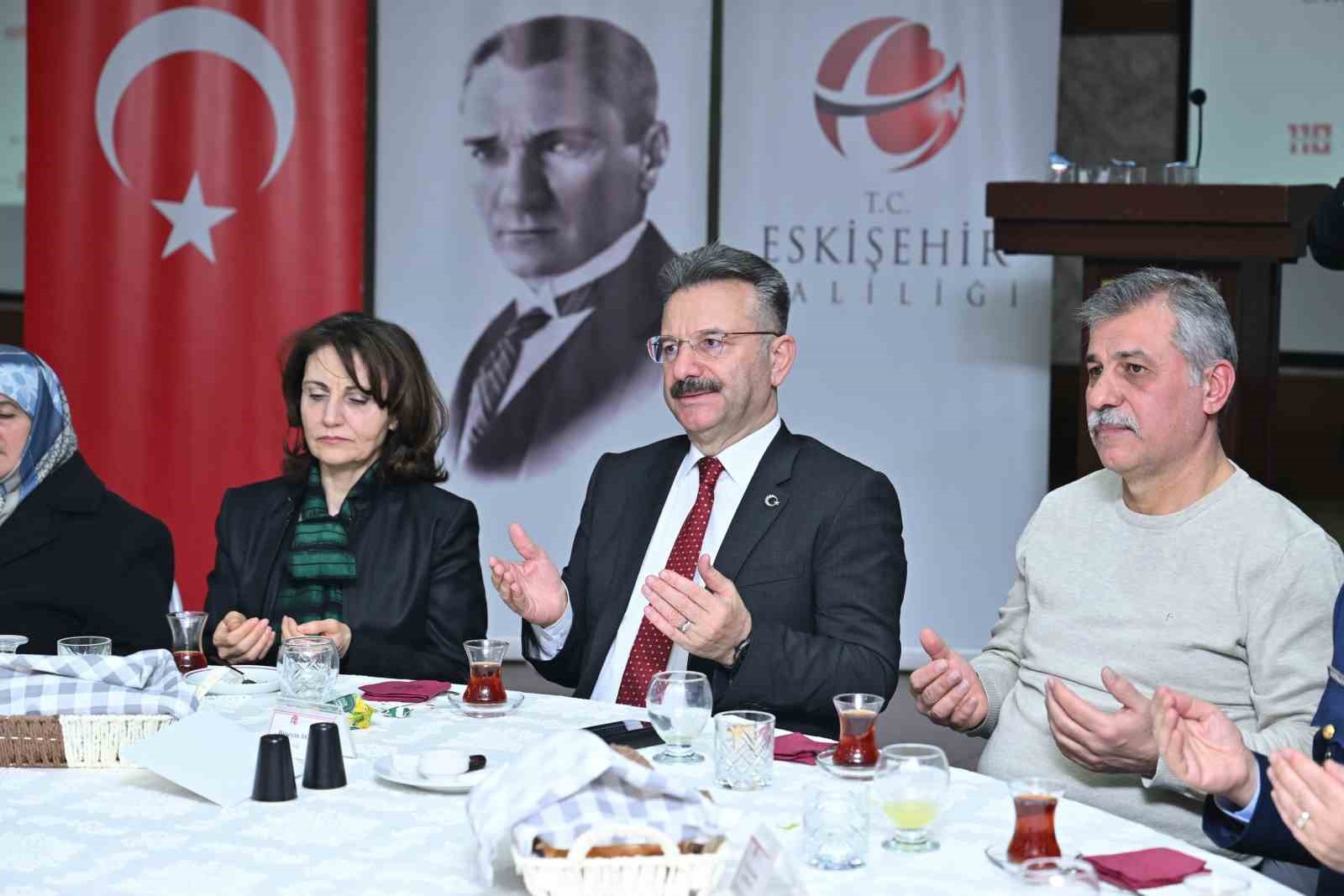 eskisehir-valiligi-18-mart-sehitleri-anma-gunu-ve-canakkale-deniz-zaferinin-yuz-onuncu-yildonumu-adina-iftar-duzenledi