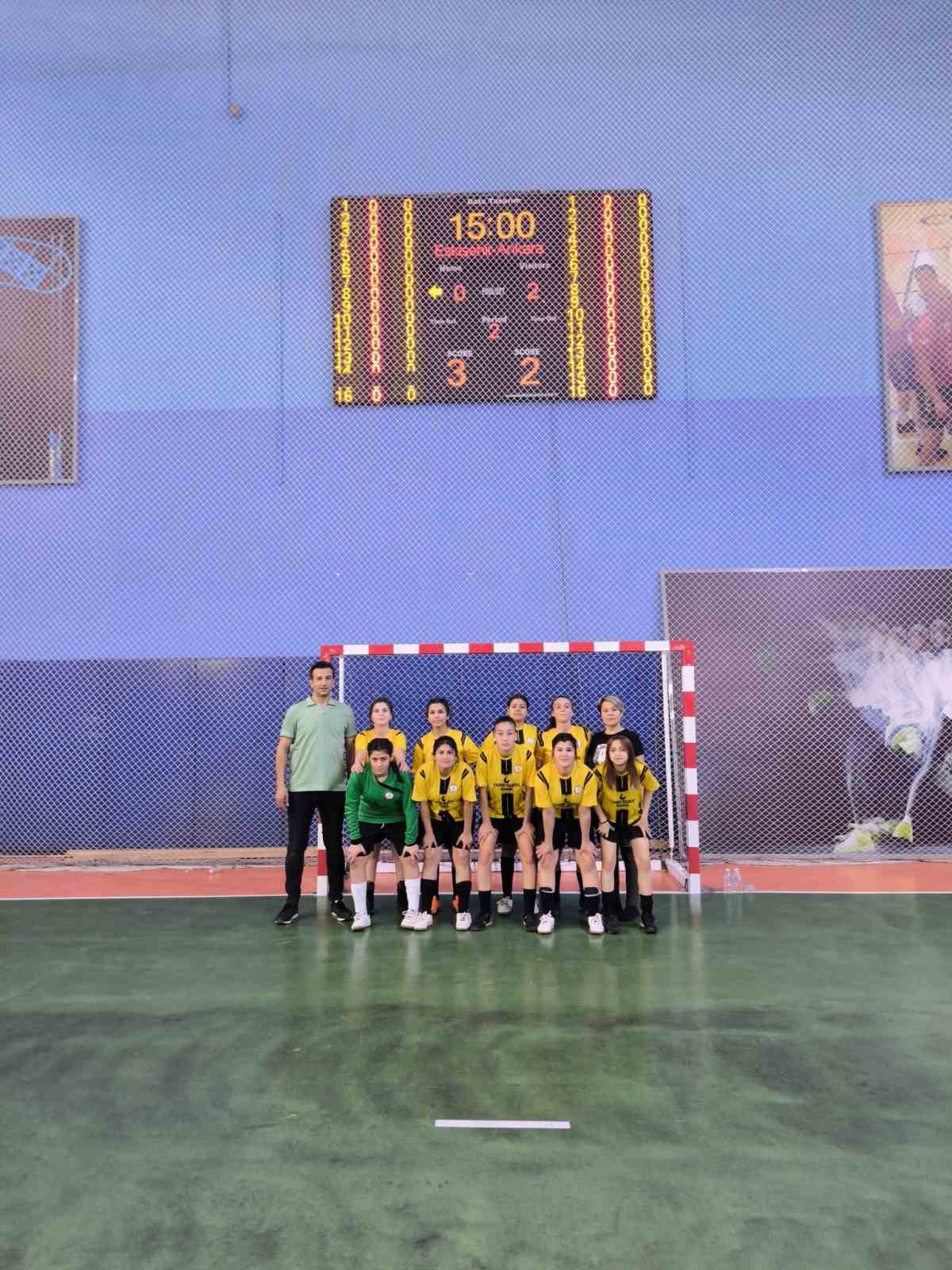 eskisehirin-kiz-futsal-takimi-bolge-sampiyonu-oldu