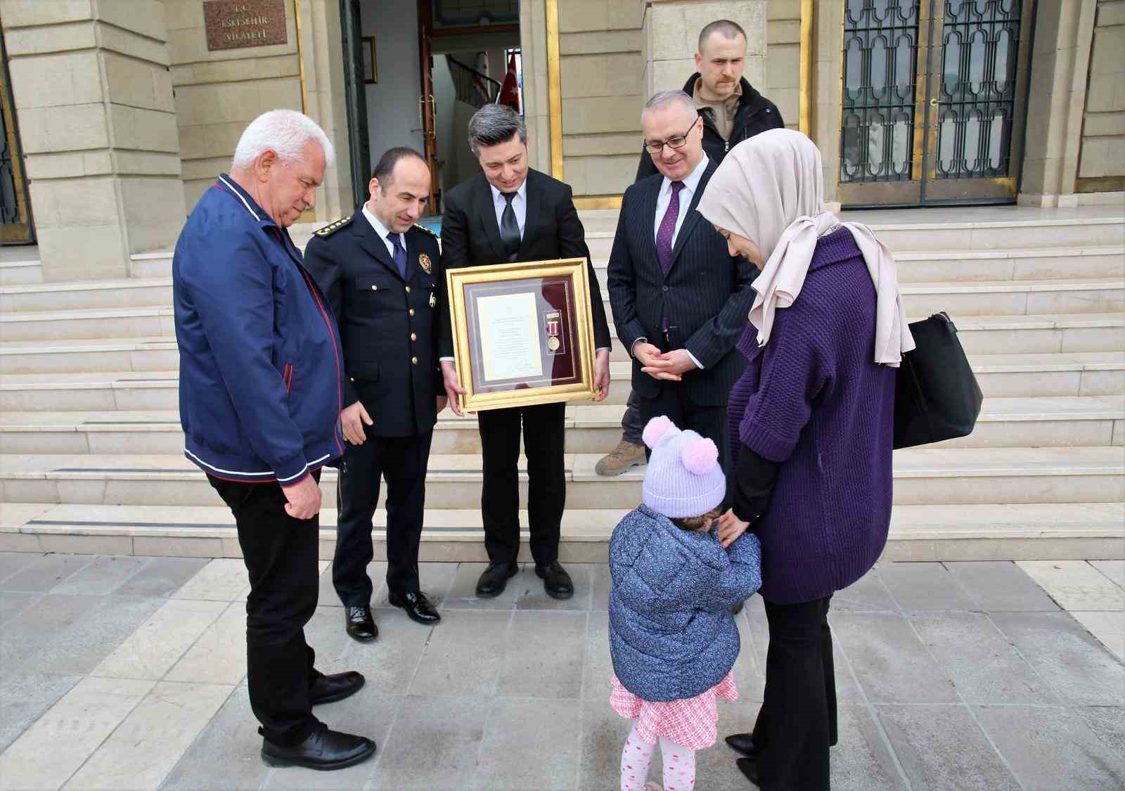 gazi-polis-memuruna-devlet-ovunc-madalyasi-ve-berati-takdim-edildi