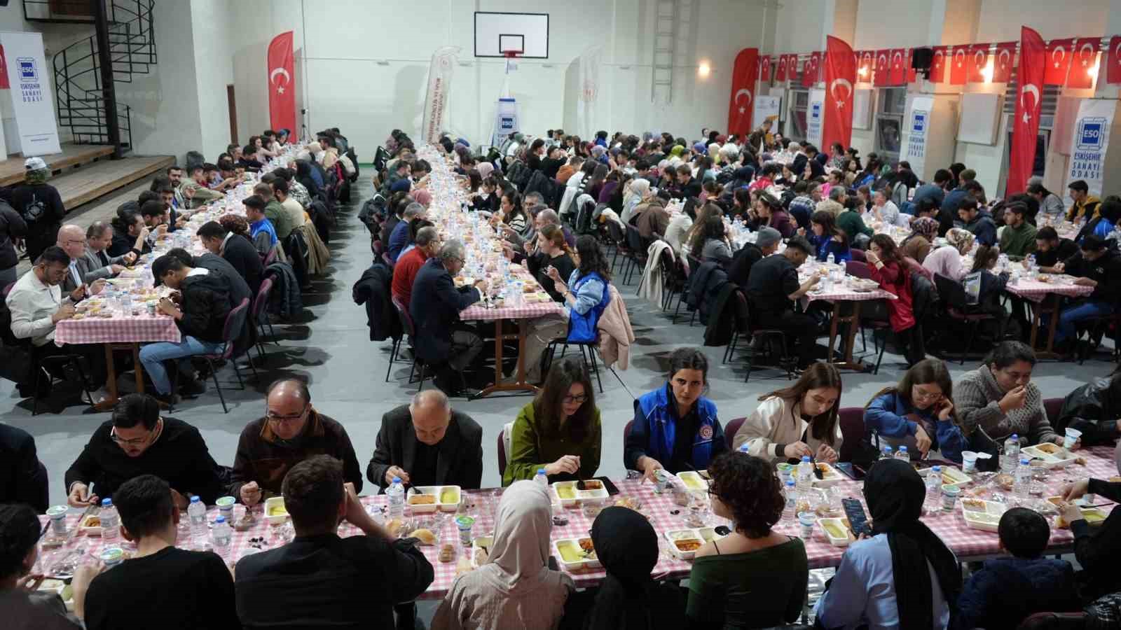 genclik-ve-is-dunyasi-iftar-sofrasinda-bulustu