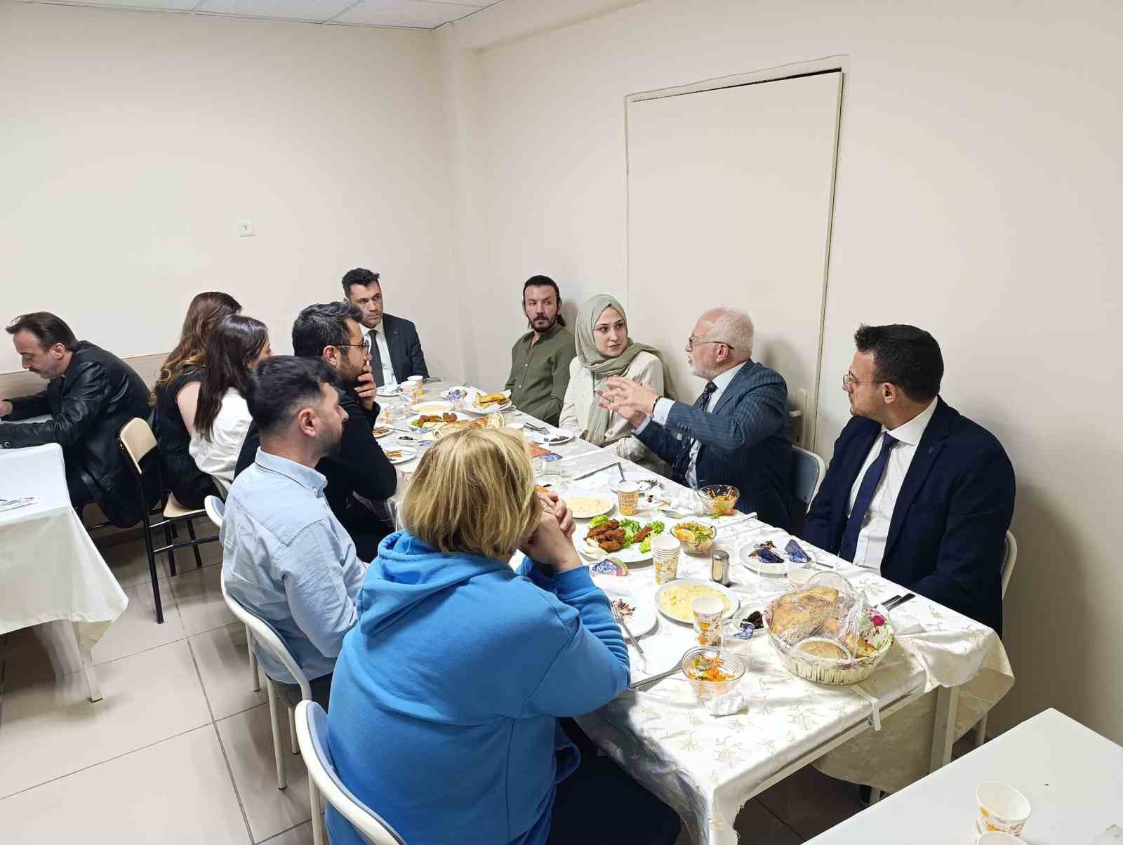 il-saglik-muduru-bildirici-hastane-personeliyle-iftar-yapmayi-surduruyor