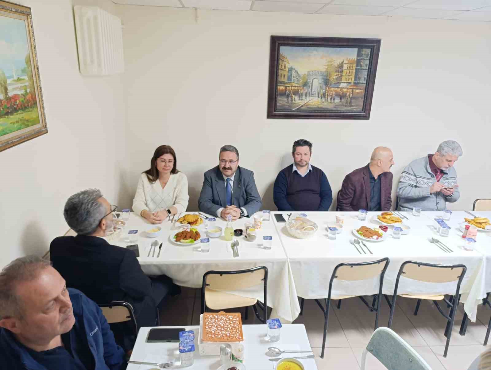 il-saglik-muduru-bildirici-hastane-personeliyle-iftar-yapmayi-surduruyor