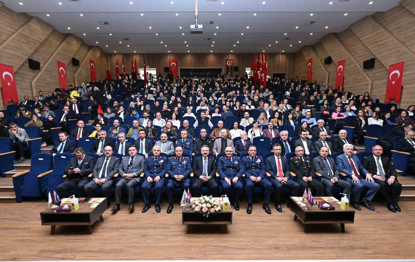 istiklal-marsinin-kabulu-ve-mehmet-akif-ersoyu-anma-gunu-programi-duzenlendi