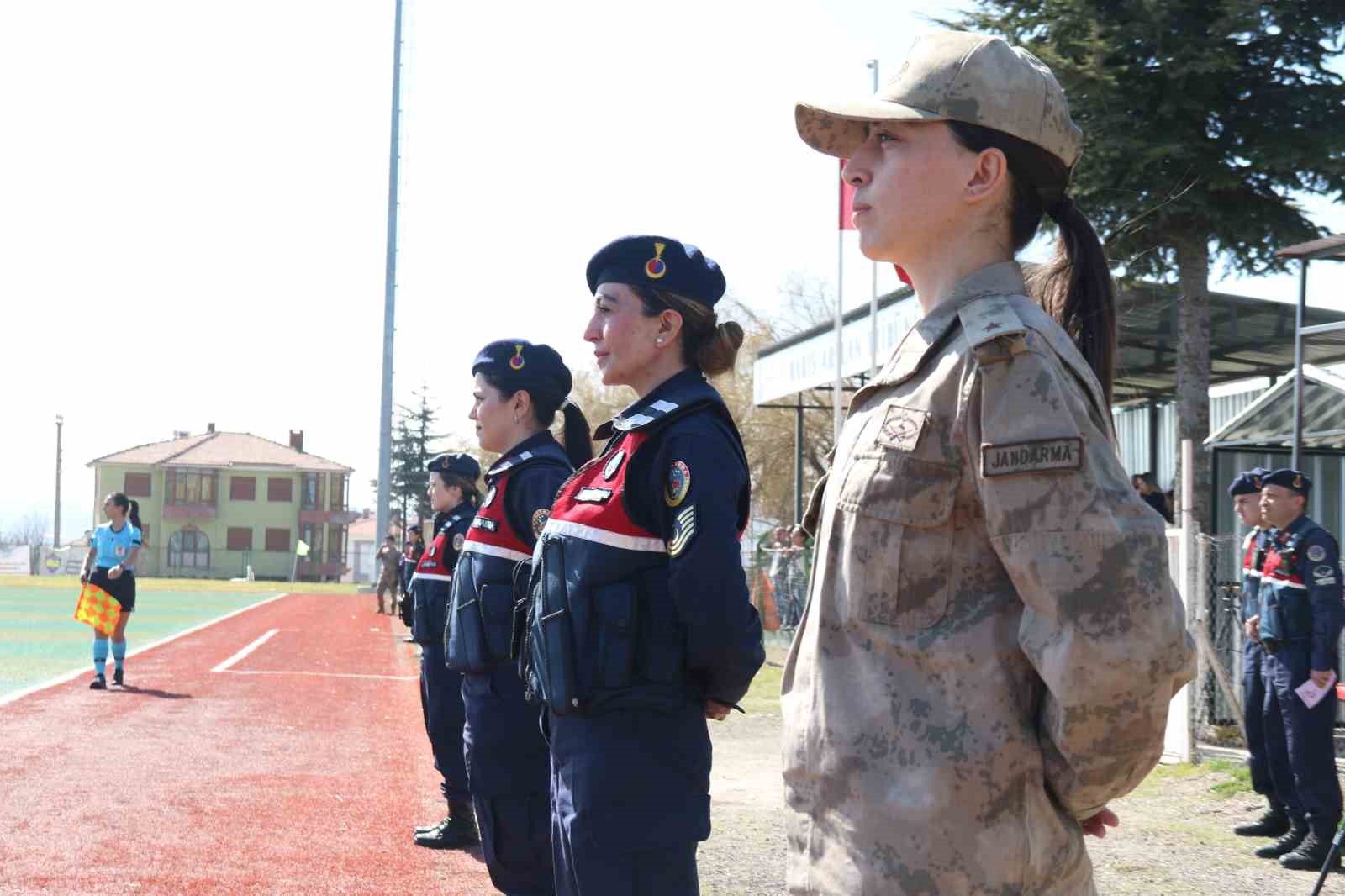 kadin-jandarma-kadin-futbol-takiminin-macinda-guvenligi-saglayip-bilgilendirdi