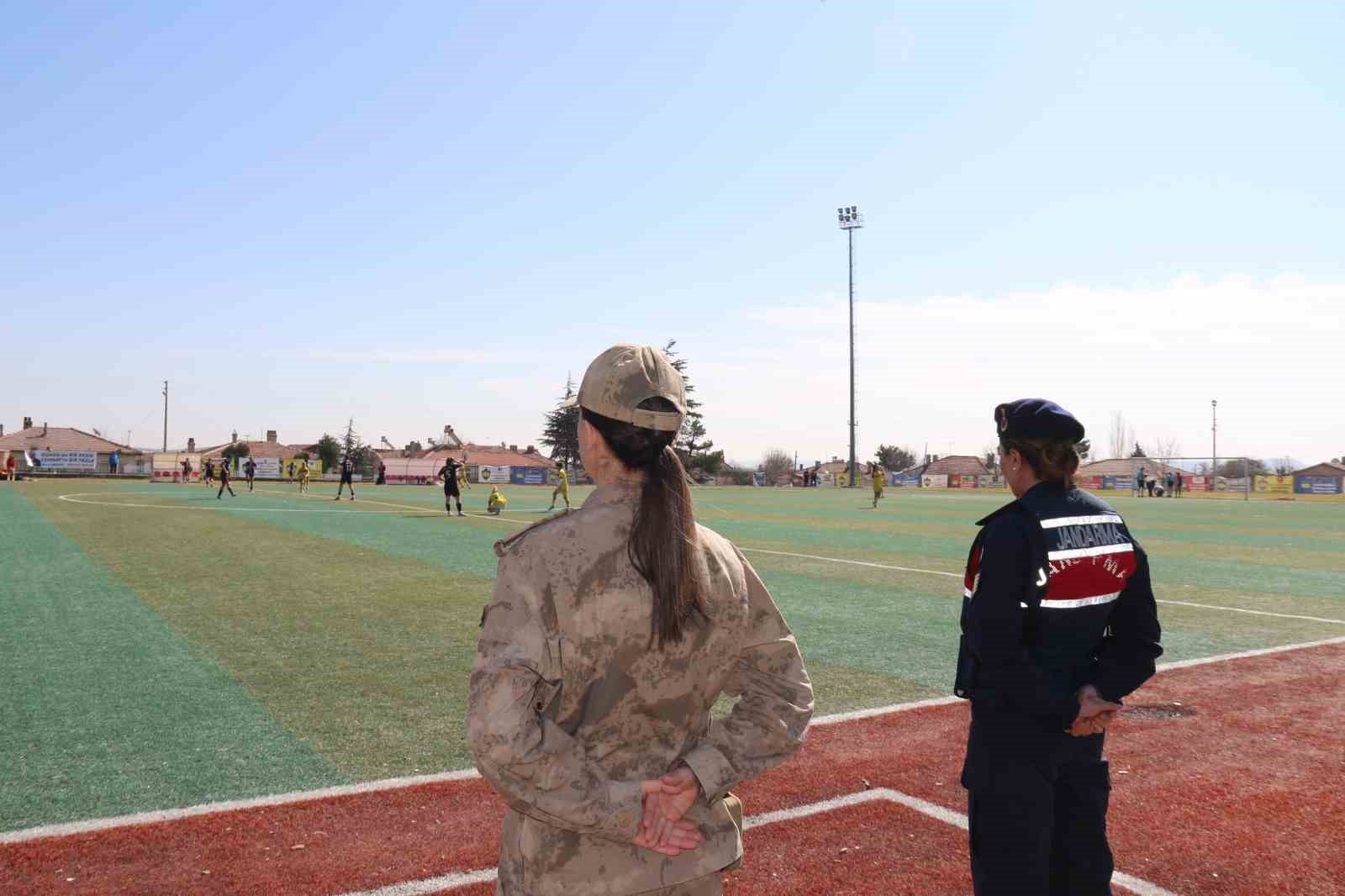 kadin-jandarma-kadin-futbol-takiminin-macinda-guvenligi-saglayip-bilgilendirdi