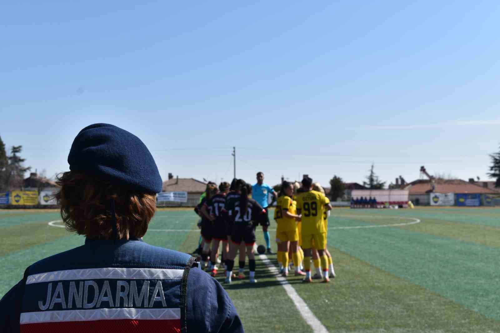 kadin-jandarma-kadin-futbol-takiminin-macinda-guvenligi-saglayip-bilgilendirdi